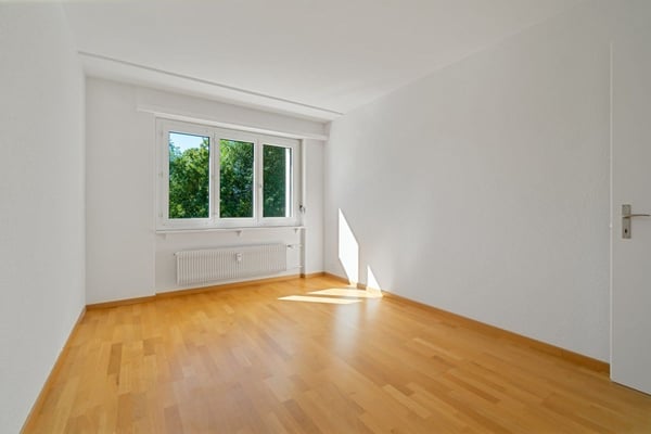 Herrliche und grosse 4- Zimmerwohnung mit Balkon an der Hauptstrasse 3