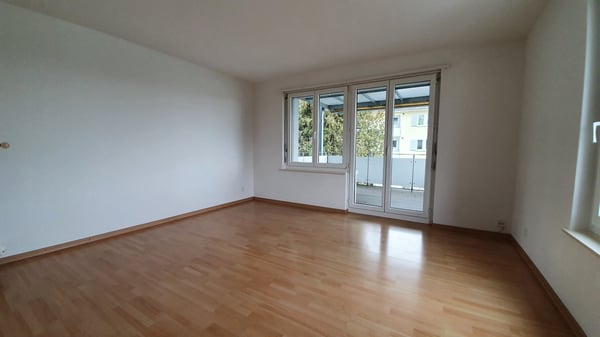 Zu vermieten: 1 Zimmerwohnung mit grossem Balkon an ruhiger Lage 8