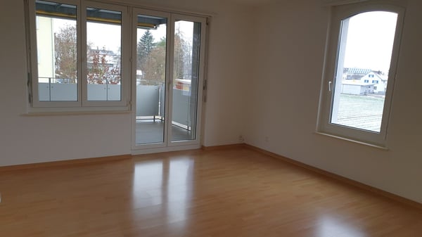 Zu vermieten: 1 Zimmerwohnung mit grossem Balkon an ruhiger Lage 9