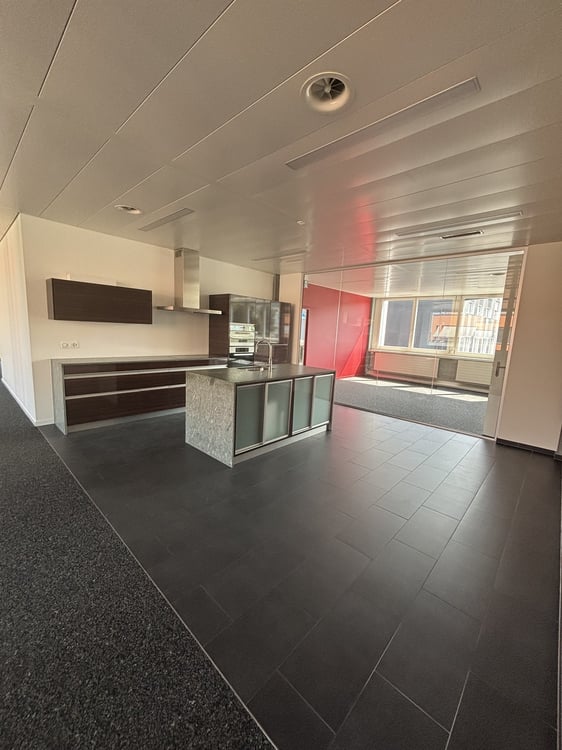 Moderne Bürofläche mit Top-Anbindung 384.2 m² im Minergie-Standard 6