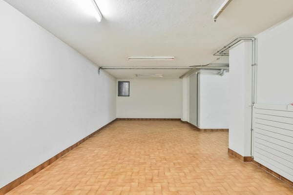 Arcade de 88 m² + 69 m² au sous-sol - excellente visibilité au coeur de Genève 9