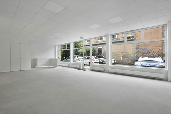 Arcade de 88 m² + 69 m² au sous-sol - excellente visibilité au coeur de Genève 3