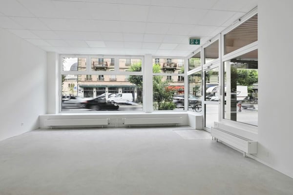 Arcade de 88 m² + 69 m² au sous-sol - excellente visibilité au coeur de Genève 1