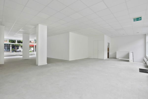 Arcade de 88 m² + 69 m² au sous-sol - excellente visibilité au coeur de Genève 4
