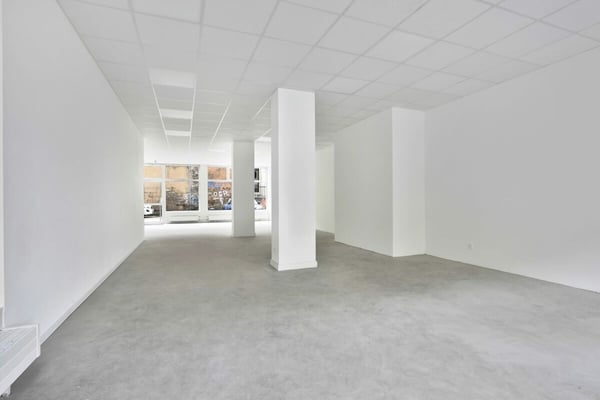 Arcade de 88 m² + 69 m² au sous-sol - excellente visibilité au coeur de Genève 2