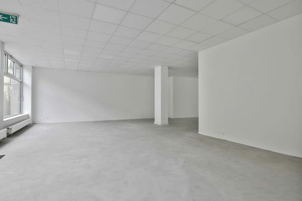 Arcade de 88 m² + 69 m² au sous-sol - excellente visibilité au coeur de Genève 6