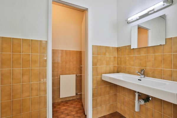 Arcade de 88 m² + 69 m² au sous-sol - excellente visibilité au coeur de Genève 7