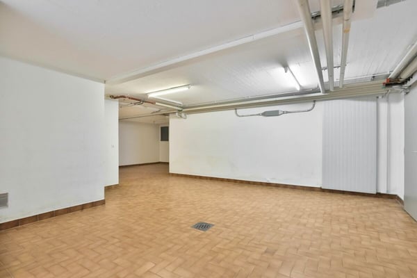 Arcade de 88 m² + 69 m² au sous-sol - excellente visibilité au coeur de Genève 11