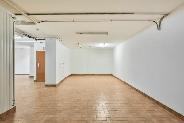 Arcade de 88 m² + 69 m² au sous-sol - excellente visibilité au coeur de Genève 10