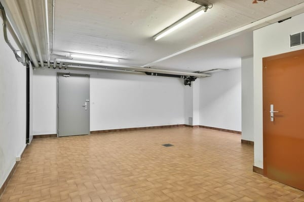 Arcade de 88 m² + 69 m² au sous-sol - excellente visibilité au coeur de Genève 8