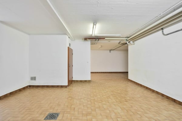 Arcade de 88 m² + 69 m² au sous-sol - excellente visibilité au coeur de Genève 12