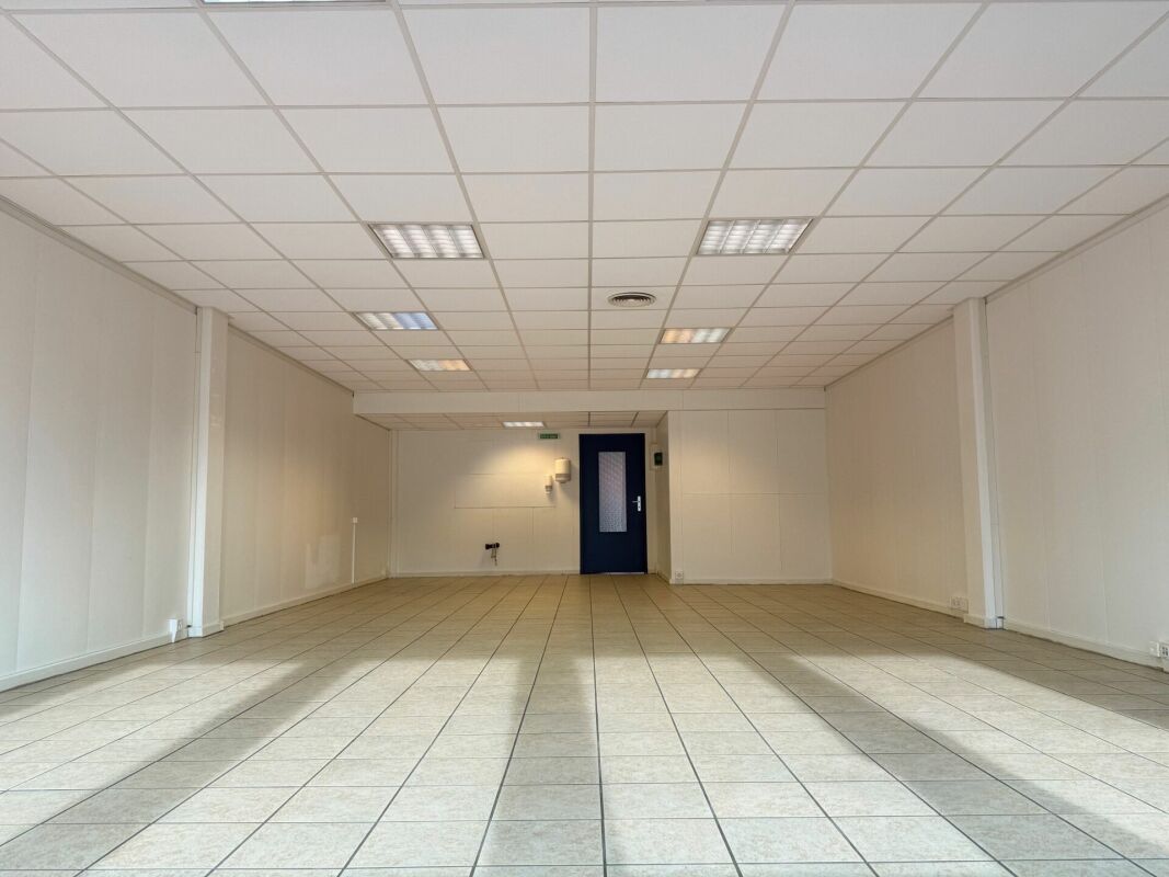 Surface commerciale à louer - 68 m²