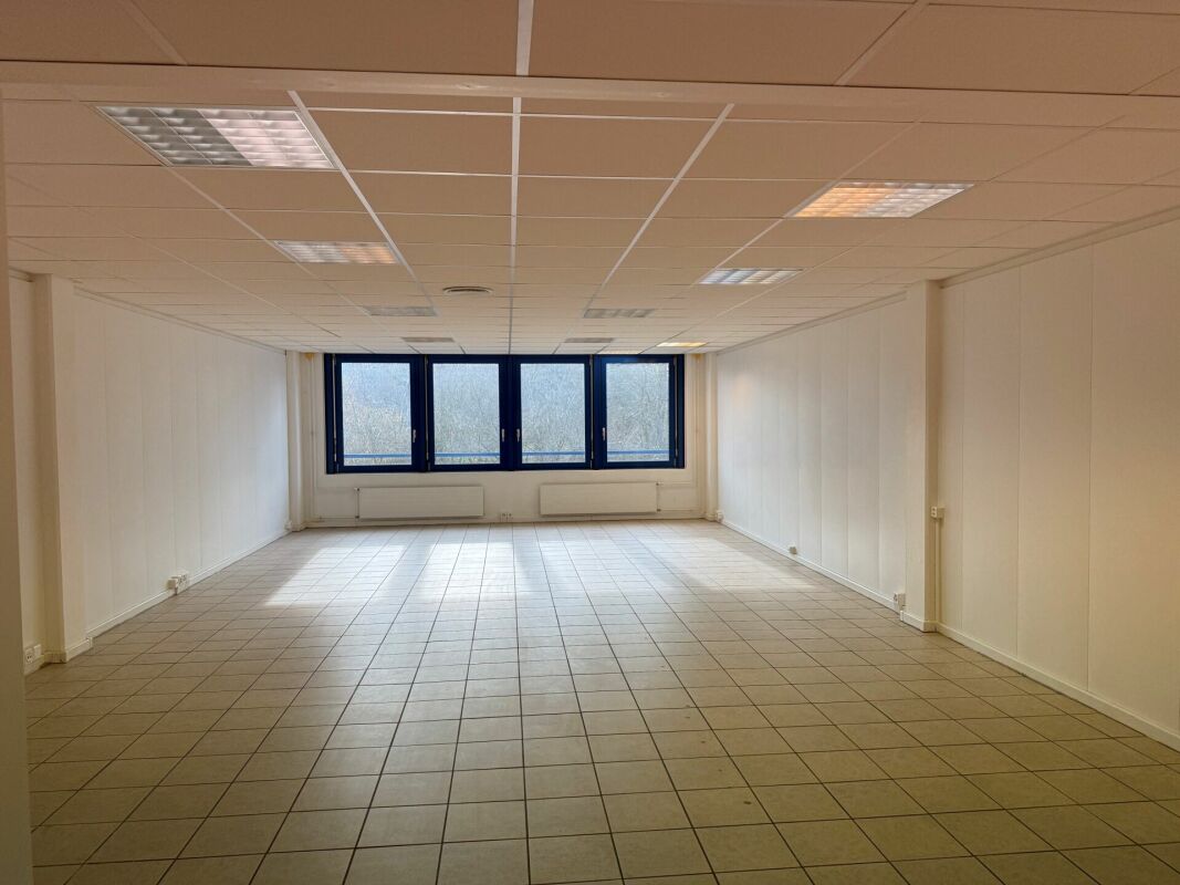 Surface commerciale à louer - 68 m²