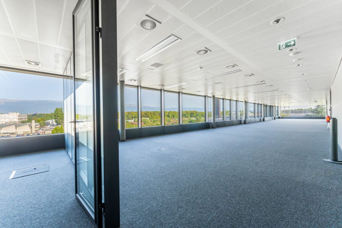 Surface de bureaux de 350 m² avec espaces vitrés et cuisine ouverte