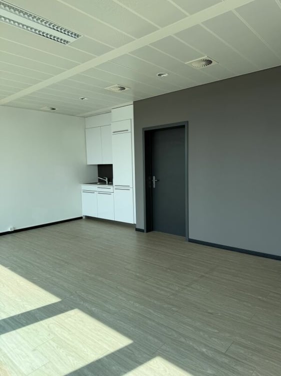 Surface de bureaux de 76 m² offrant un cadre de travail fonctionnel et agréable, idéal pour une activité administrative ou de services. 6