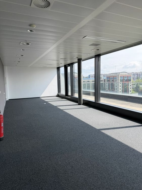 Surface de bureaux de 76 m² offrant un cadre de travail fonctionnel et agréable, idéal pour une activité administrative ou de services. 4