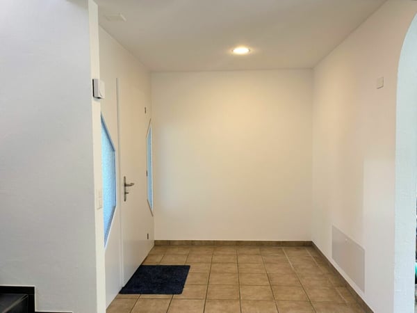 Grosszügiges 3.5-Zimmer-Einfamilienhaus mit 2.5-Zimmer-Einliegerwohnung, riesiger Garage und sonniger Gartenanlage 2