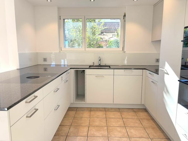 Grosszügiges 3.5-Zimmer-Einfamilienhaus mit 2.5-Zimmer-Einliegerwohnung, riesiger Garage und sonniger Gartenanlage 8