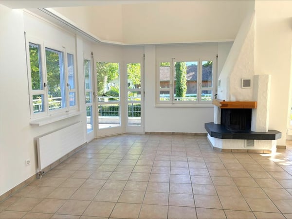 Grosszügiges 3.5-Zimmer-Einfamilienhaus mit 2.5-Zimmer-Einliegerwohnung, riesiger Garage und sonniger Gartenanlage 3