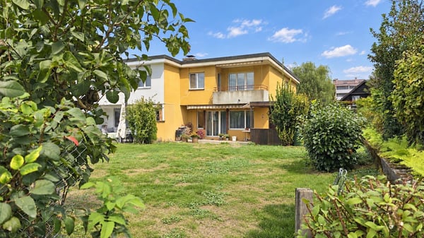 Eckhaus mit grosszügigem Garten an bevorzugter Lage