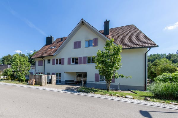 Charmante 4.5-Zimmer-Wohnung mit Kamin und Balkon in Freienstein-Teufen 1