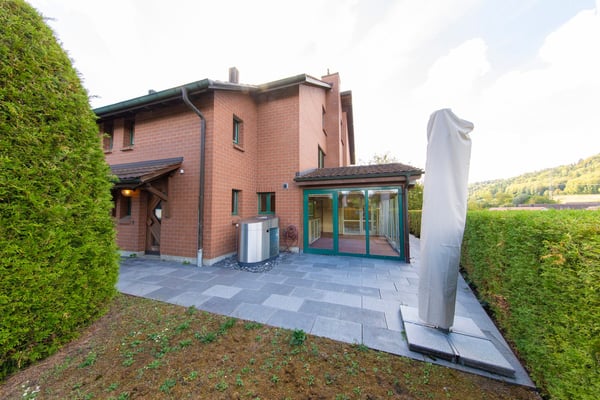 Charmantes 3.5-Zimmer-Zweifamilienhaus in Embrach 1