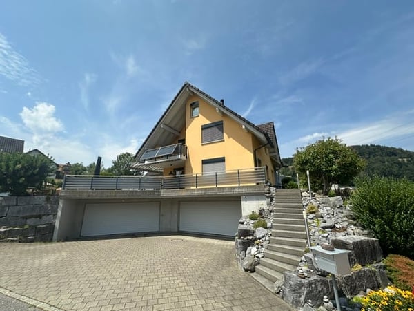 grosszügiges Einfamilienhaus mit Umschwung an ruhiger Wohnlage 2