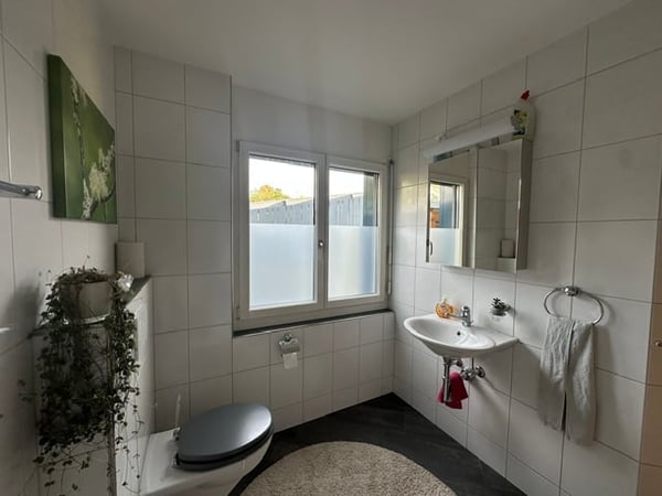grosszügiges Einfamilienhaus mit Umschwung an ruhiger Wohnlage 8