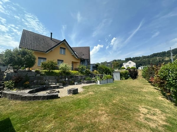 grosszügiges Einfamilienhaus mit Umschwung an ruhiger Wohnlage 1