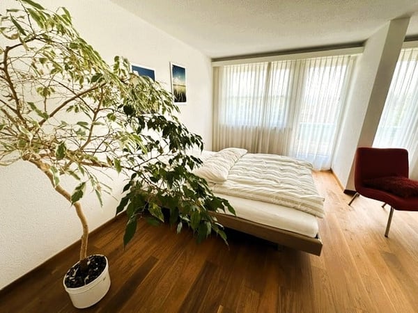attraktives 5.5-Zimmer-Eigenheim an ruhiger, erhöhter und sonniger Wohnlage 12