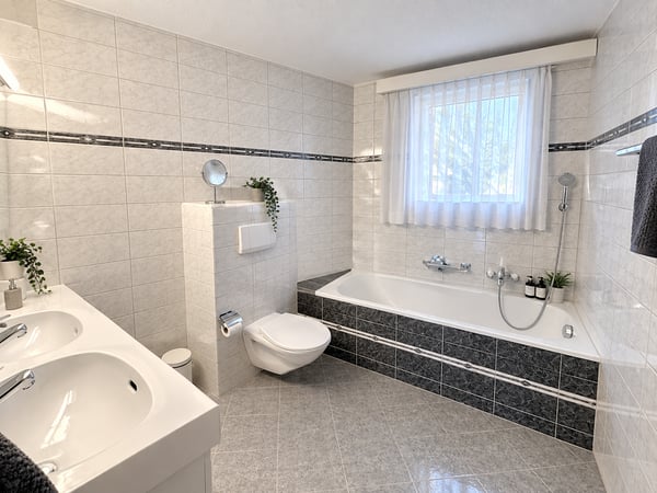 attraktives 5.5-Zimmer-Eigenheim an ruhiger, erhöhter und sonniger Wohnlage 13