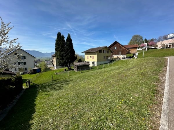 attraktives Bauland an Südhanglage mit Aus- und Fernsicht im Baurecht 1