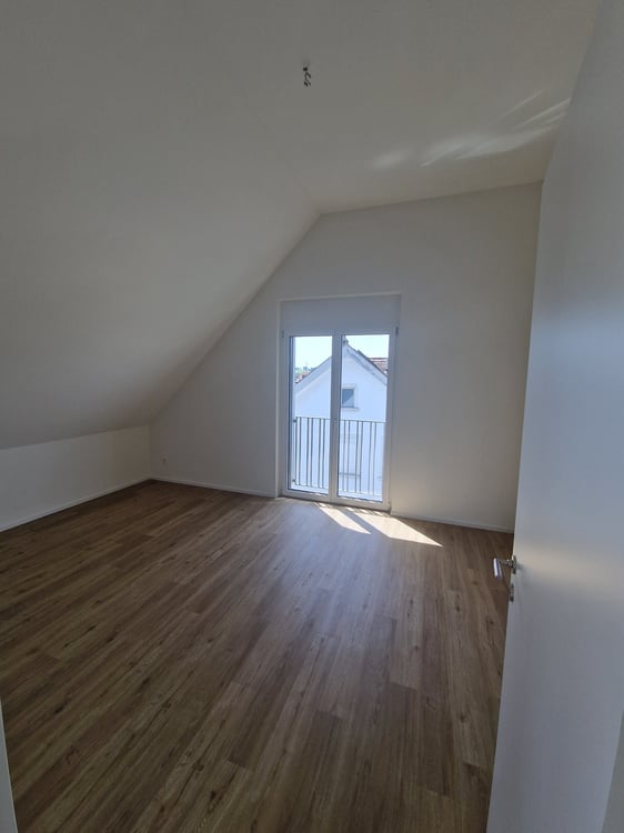 Moderne 4.5-Zimmer-Dachwohnung mit Balkon in Wil 9