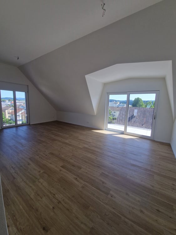 Moderne 6.5-Zimmer-Dachwohnung mit Balkon in Wil