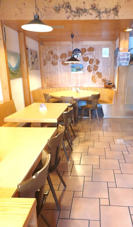 Grosses Wohnhaus mit 2 Zimmern und ehemaligem Restaurant 3