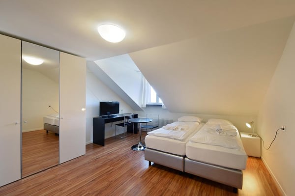 Attika Studio Nähe Universität beim Klusplatz 1