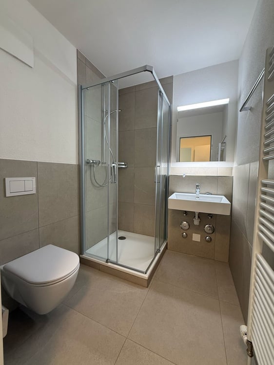 Charming 2.5-Room Apartment with Modern Amenities in Zürich 4