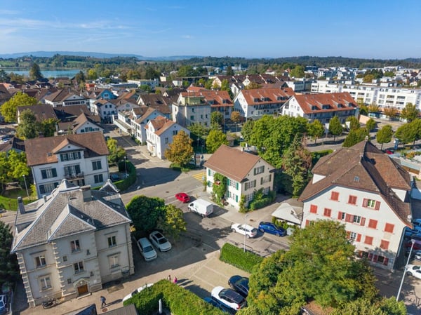 Mehrfamilienhaus mit Nebengebäude und Garten im Zentrum von Pfäffikon 2
