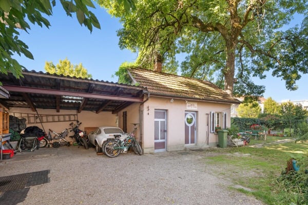Mehrfamilienhaus mit Nebengebäude und Garten im Zentrum von Pfäffikon 15