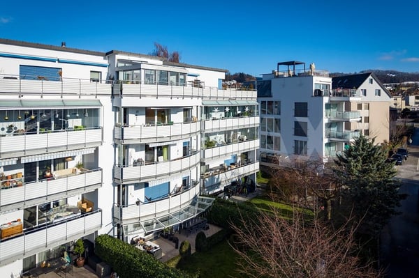 Charmante 1.5-Zimmer-Wohnung mit Sonnenbalkon und schöner Fernsicht 2