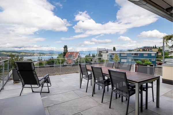 Gepflegtes 5.5-Zimmer-Terrassenhaus mit unverbaubarer Seesicht in Wädenswil! 2