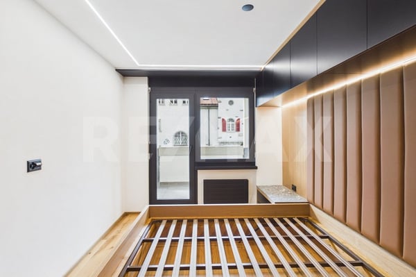 Alpiner Wohntraum: Stilvoll renovierte 2.5-Zimmerwohnung mit Balkon 13