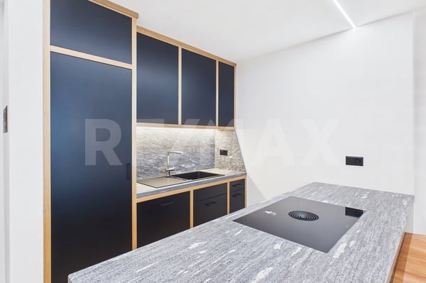 Alpiner Wohntraum: Stilvoll renovierte 2.5-Zimmerwohnung mit Balkon 9