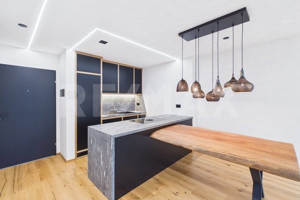 Alpiner Wohntraum: Stilvoll renovierte 2.5-Zimmerwohnung mit Balkon 8