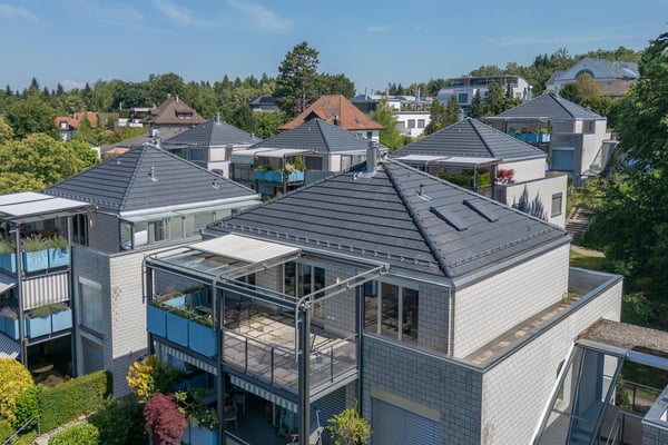 Charmante 2.5-Zimmer-Attikawohnung mit Terrasse in Uitikon 1
