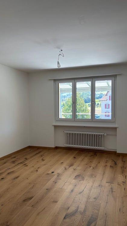 Komplett renovierte 4-Zimmer-Wohnung mit grossem Balkon 10