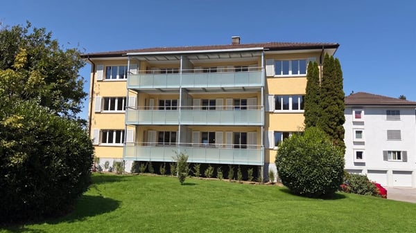 Komplett renovierte 4-Zimmer-Wohnung mit grossem Balkon 1