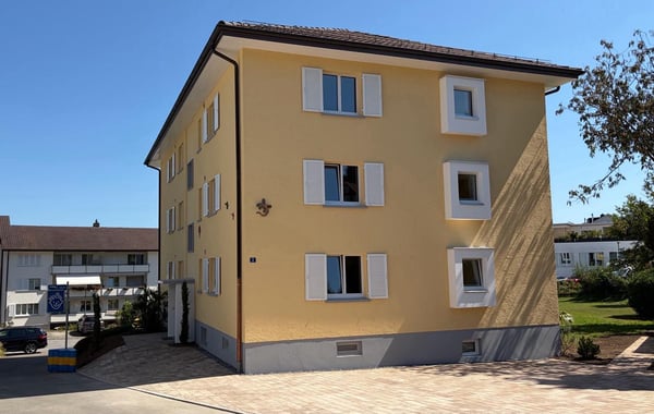 Komplett renovierte 4-Zimmer-Wohnung mit grossem Balkon 2