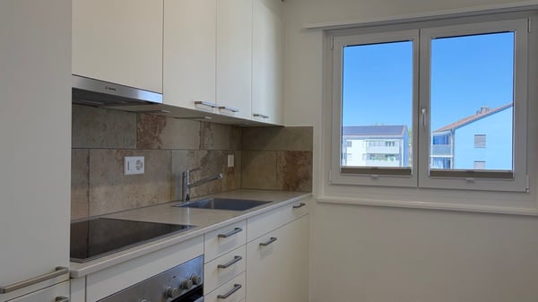 Komplett renovierte 4-Zimmer-Wohnung mit grossem Balkon 9