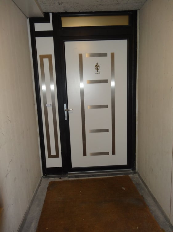 Totalsanierte teilmöbilierte 2.5-Z'Wohnung 9